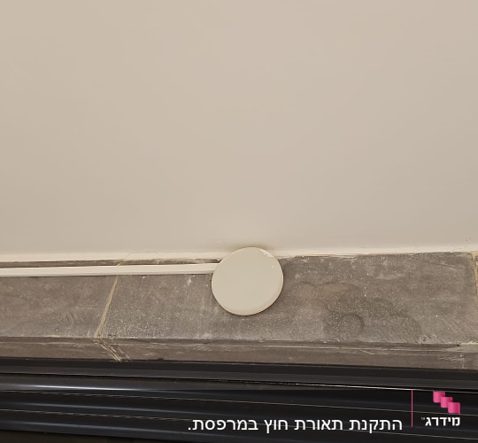 תקרת מרפסת עם גוף תאורה עגול